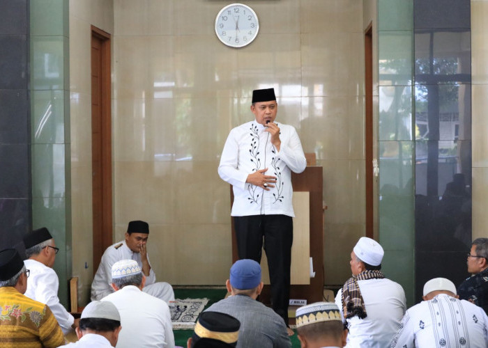 Jum'at Keliling, Plt Wali Kota Bekasi Berinteraksi Dengan Warga Rawalumbu