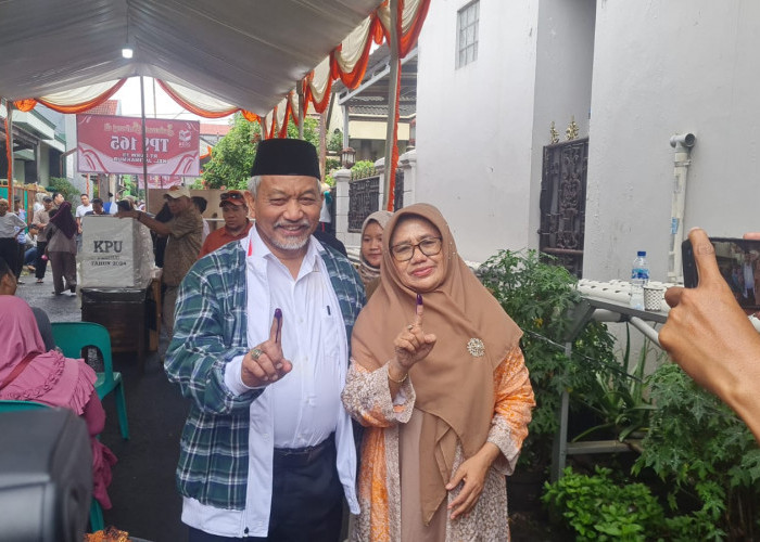 Presiden PKS Ahmad Syaikhu Pamer 1 Jari Usai Mencoblos di TPS 165 Kota Bekasi