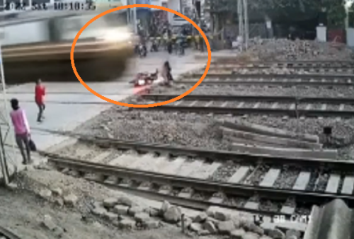 Ngeri! Detik-detik Pemotor Lolos dari Hantaman Kereta, Aksi Konyolnya Terobos Palang Pintu Banjir Kecaman