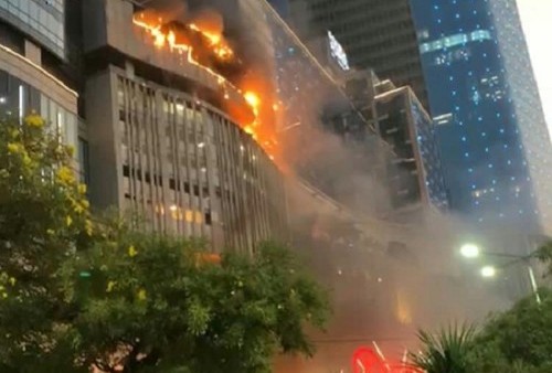 Mall Tunjungan Plaza 5 Terbakar, Warga Panik saat Waktu Buka Puasa