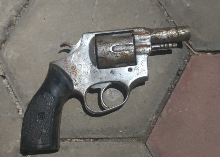 Polisi Amankan Senjata Api Rakitan Jenis Revolver Dari Pelaku Penembakan Pria di Bekasi