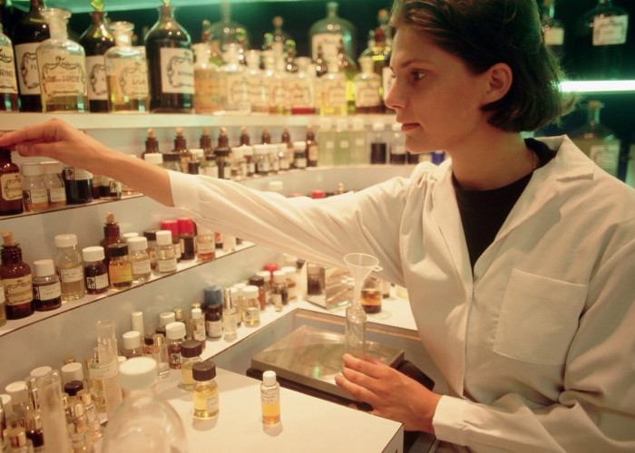 Mengenal Profesi Perfumer: Pahami Seni dalam Meracik Aroma