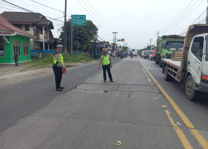 Aspal Berlubang di Jalan Raya Serang KM.25 Memakan Korban