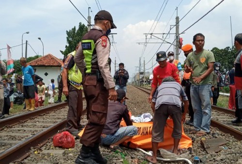 Bajaj vs Kereta Api di Bekasi, Terseret Belasan Meter, Dua Penumpang Tewas, Sopir Bajaj Selamat 