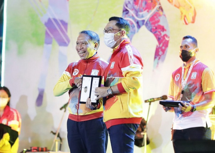 Gubernur Jawa Barat Ridwan Kamil Raih Penghargaan Kategori Pembina