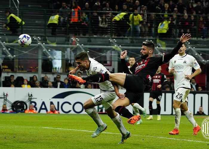 Hasil Liga Italia AC Milan vs Spezia: Giroud Bawa Rossoneri Menang Berkat Tendangan Akrobatik
