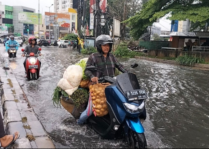 Tanggul Jebol, Kota Surabaya Banjir Hingga Lalu Lintas Macet
