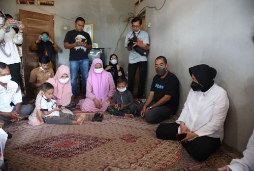 Kunjungi Bocah Penderita Jantung Bocor dan Penyakit Mata di Banten, Risma Serahkan Bantuan