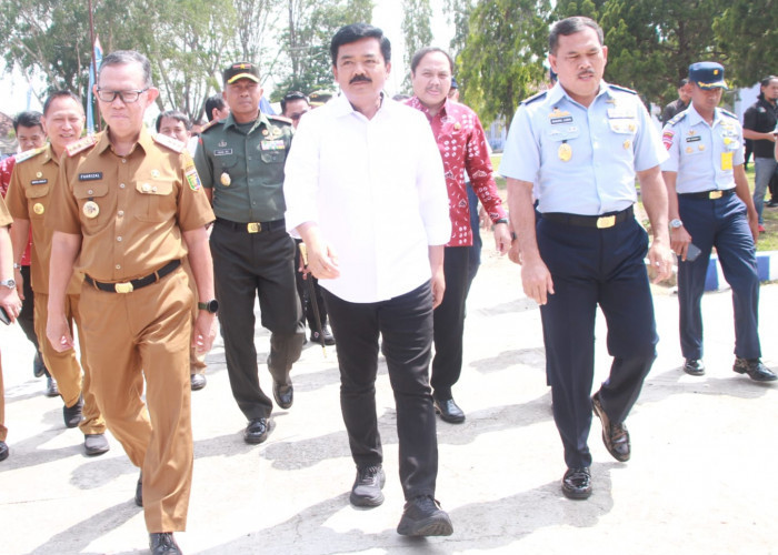 Menteri ATR/BPN Serahkan 110 Sertifikat Warga Lampung Utara di Lanud BNY, Begini Pesan Hadi Tjahjanto