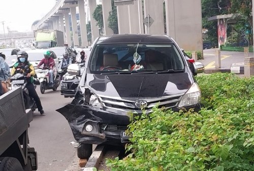 Brakk! Hilang Pandangan Sejenak, 2 Minibus Terlibat Kecelakaan di Jalan Gatot Subroto, Jakarta selatan
