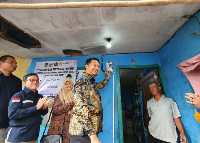 PLN Sambung Listrik Gratis Bantuan Pemerintah ke 2.129 Keluarga di Bandung Barat