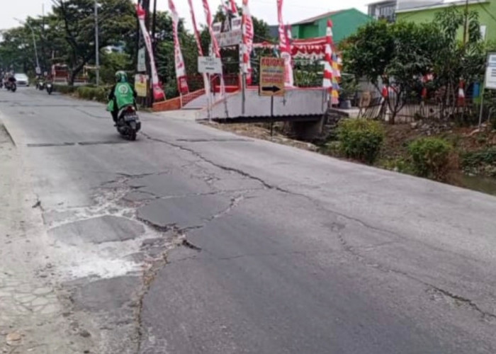 Pengendara Kerap Kecelakaan Akibat Jalan Raya Bekasi Utara Rusak, Begini Kondisinya 
