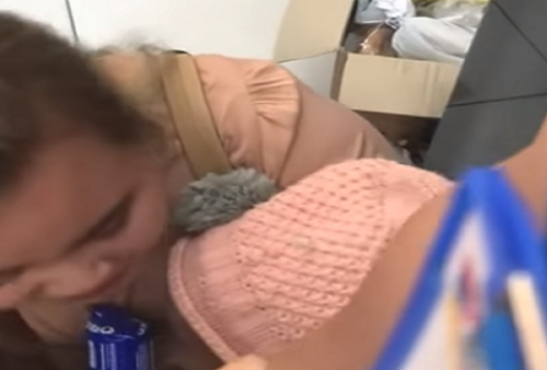 Viral Video Emak-emak Nangis Sambil Gendong Bayi Usai Kepergok Mencuri di Minimarket: Kasihan Anakku Mas!