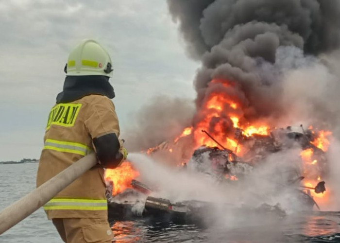 Kapal Pesiar Azzimut 80 Terbakar di Kepulauan Seribu