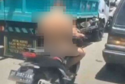 Bikin Heboh Pengguna Jalan, Polisi Naik Motor Tanpa Mengenakan Pakaian