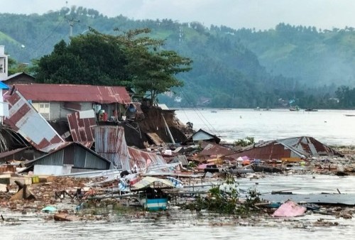 Belasan Rumah, Penginapan dan Satu Jembatan Amblas Akibat Abrasi Jadi Tontonan Warga di Minahasa Selatan