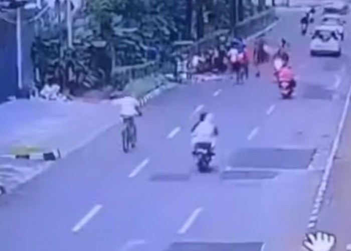 CCTV Detik-detik Pemotor Tabrak Tukang Gorengan di Bintaro Tangsel Viral, Polisi Masih Bungkam