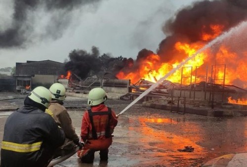 Pabrik Tiner di Tangerang Terbakar, Kobaran Api Cepat Merambat Karyawan Panik Keluar Berhamburan