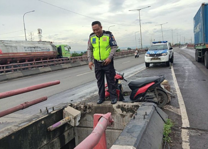 Pengendara Sepeda Motor Jatuh dari Jembatan Layang Pelabuhan Tanjung Emas Kota Semarang