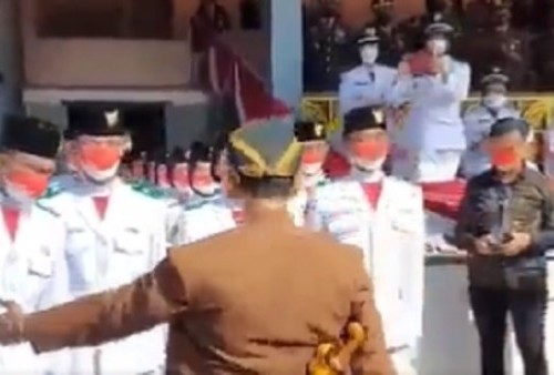 Detik-detik Gibran Menepuk Anggota Paskibra yang Gagal Mengibarkan Bendera Merah Putih di Solo