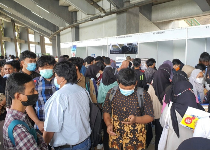Bekasi Job Fair 2023 Membeludak, Ribuan Calon Pelamar Kerja Padati Stadion Patriot Candrabhaga