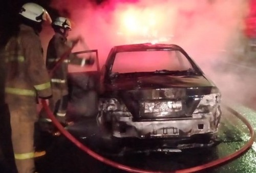 Korsleting Aki, Mobil Sedan Terbakar di Tol Jakarta-Tangerang