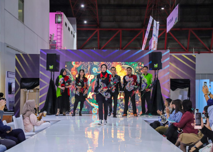 Fashion Show Sita Perhatian Pengunjung Job Fair 2023 di Kemayoran