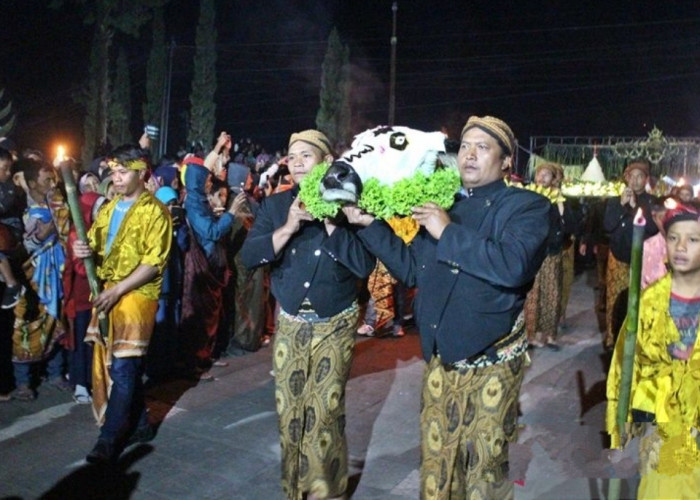 Warga Lereng Merapi Ritual Sesajen Kepala Kerbau di Malam 1 Suro, Katanya untuk Tolak Bencana