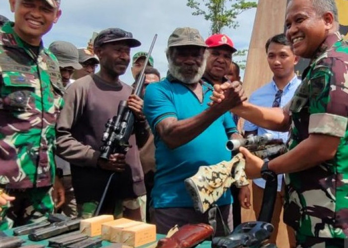 Serahkan Senjata ke Petugas, Eks KKB Papua: Dulu Melawan NKRI, Kini Mari Kita Berdamai   