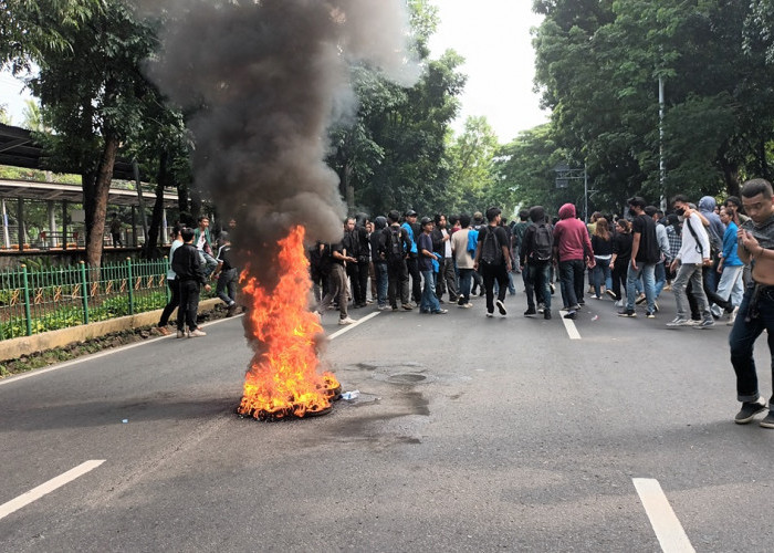 Aksi Bakar Ban, Ratusan Mahasiswa Universitas Pancasila Blokir Jalan Lenteng Raya Tuntut Manajemen Tindak Tegas Rektor