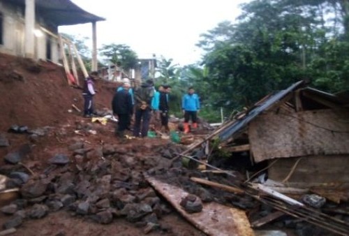 Tembok Pembatas Rubuh, Timbun Rumah Warga di Bawahnya, 2 Anak tewas