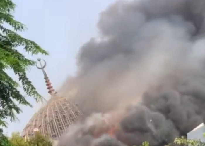 Detik-detik Kubah Masjid Jakarta Islamic Center Roboh Imbas Dilalap Kobaran Api, Warga Histeris!