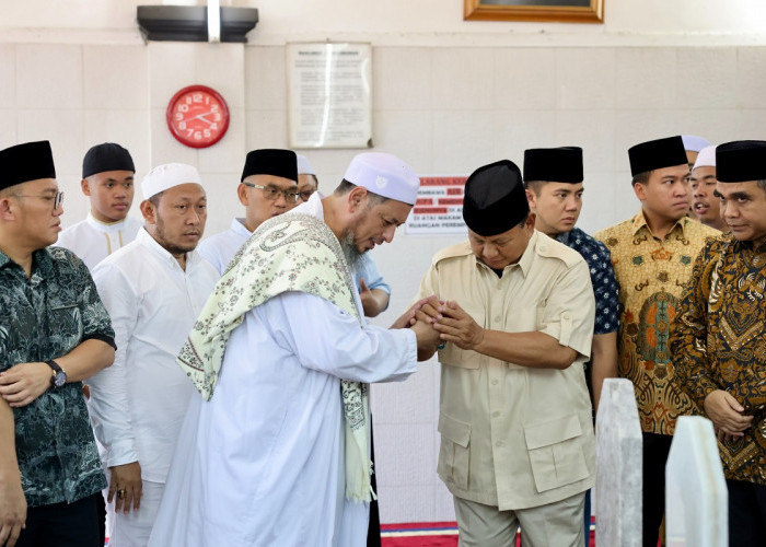 Prabowo Ziarah ke Habib Ali Kwitang dan Minta Doa: Agar Pekerjaan Kita Baik ke Depan