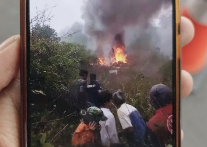 Helikopter Latihan Berpenumpang 6 Orang Jatuh dan Terbakar di Ciwidey Bandung 