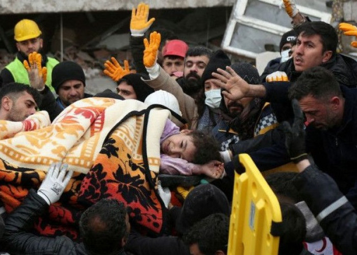 Korban Meninggal Dunia Gempa Turki Mencapai Ribuan Orang 