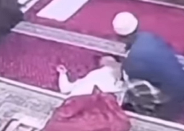 Video! Dosen IAIN Bone Meninggal saat Jadi Imam Sholat Subuh Masjid Agung Takalar