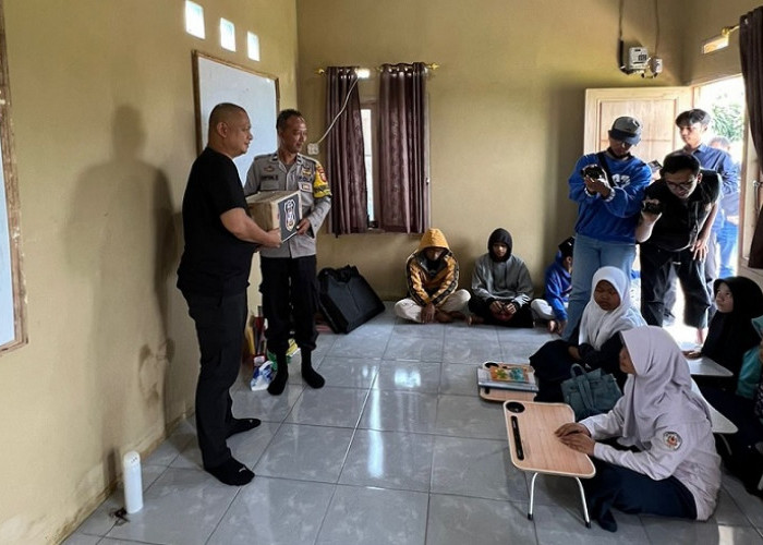 Sahabat Polisi Indonesia Serahkan Bantuan Untuk Aksi Polisi Peduli Pendidikan di Cianjur