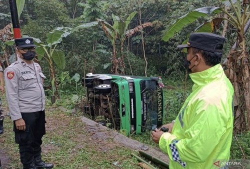 Bus Berisi Puluhan Siswa Mts Terperosok ke Jurang di Malang, Dua Orang Harus Mendapat Perawatan