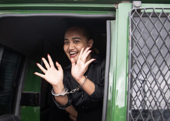 Selebgram @linamukherjee_ Pembuat Konten Makan Babi Ditahan Kejari Palembang