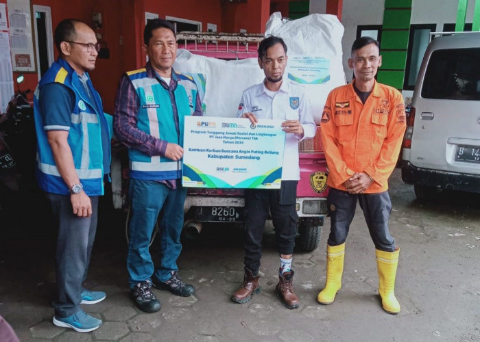 Jasa Marga Salurkan Bantuan kepada Masyarakat Terdampak Angin Puting Beliung di Kabupaten Bandung dan Sumedang