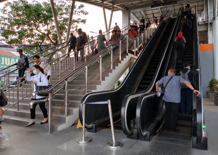 Penumpang KRL Commuter Line Kecewa, Eskalator di Stasiun Bekasi Berbulan-Bulan Mati