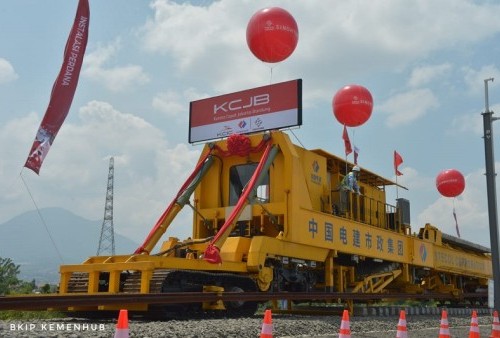 Rel Kereta Cepat Jakarta-Bandung Mulai Dipasang, Menhub Berharap Ada Transfer Teknologi