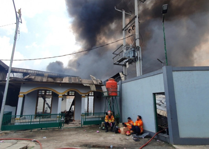 12 Jam Kebakaran Gudang Limbah Plastik di Narogong Bekasi Belum Padam, Petugas Terkendala Ketersediaan Air