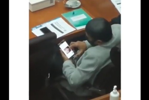 Anggota DPR Nonton Video Hot saat Rapat Vaksinasi COVID-19 Viral di Medsos, Siapa Dia? 