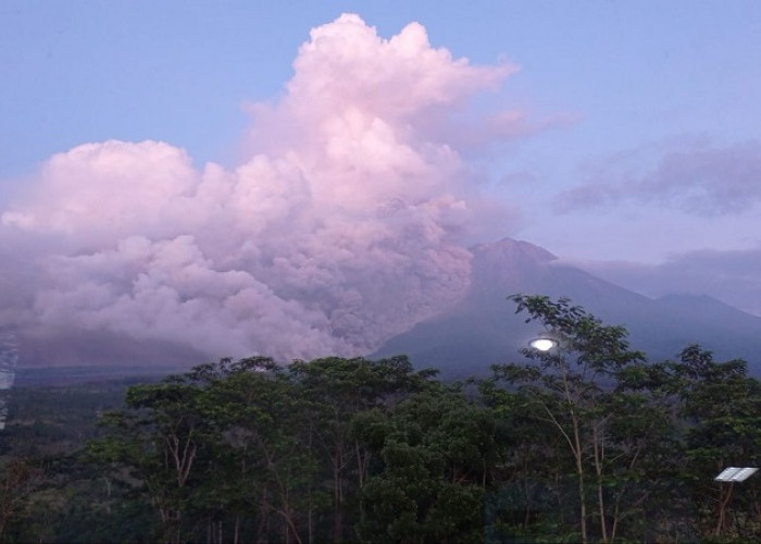 Gunung Semeru Luncurkan Awan Panas, Begini Sejarah dan Asal Muasal Namanya