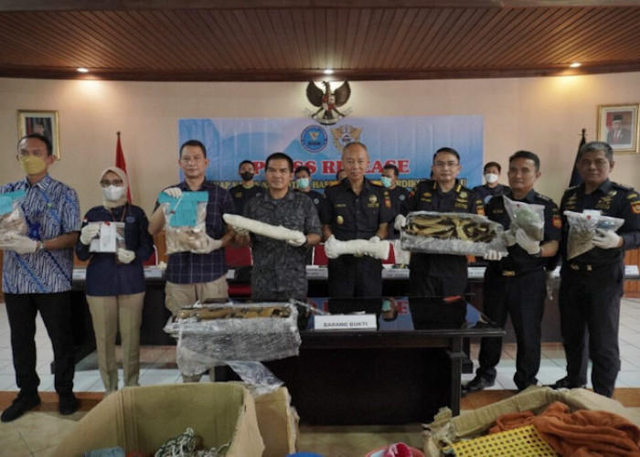 Bea Cukai dan BNN Temukan 2,9 Kilogram Narkoba di Dalam Jeriken