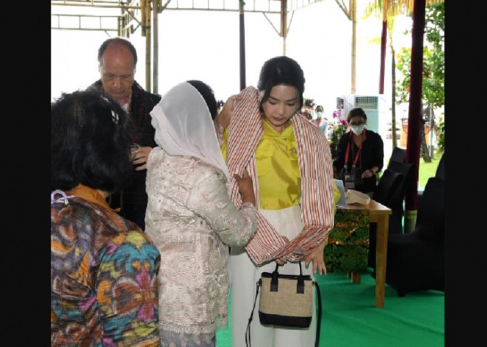 Ibu Negara Korsel Kim Keon-hee Kian Cantik Ketika Dipakaikan Kain Tenun oleh Iriana Jokowi di KTT G20 Bali