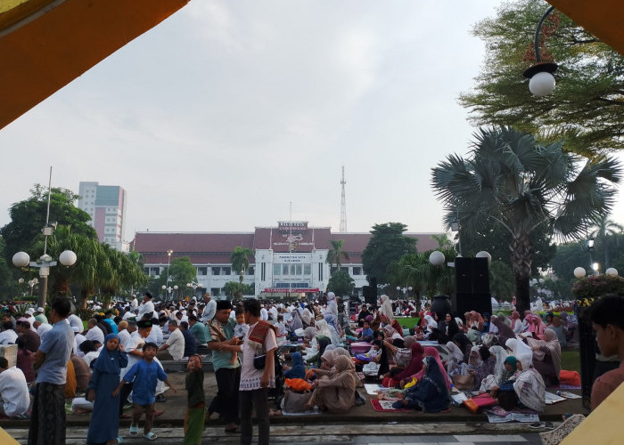 Dipadati Pemudik, Begini Suasana Sholat Idul Fitri di Kantor Balai Kota Surabaya 