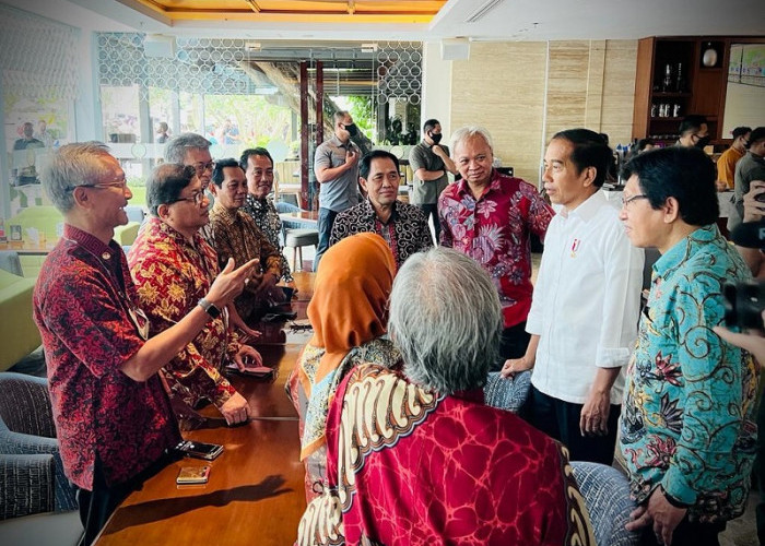 Momen Jokowi Bersama Teman Kuliah UGM Tertawakan Soal Ijazah Palsu