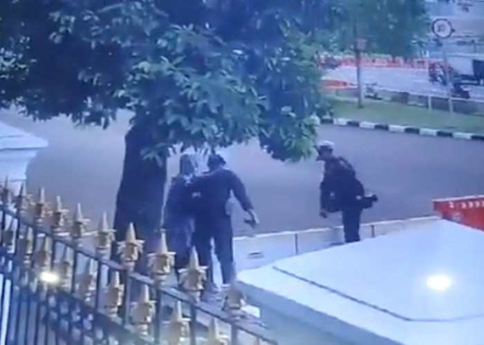 Terekam CCTV, Momen Wanita Bercadar Todongkan Senjata ke Paspampres di Istana Merdeka 